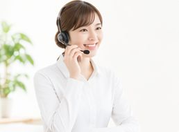 電話で相談を受けるスタッフ